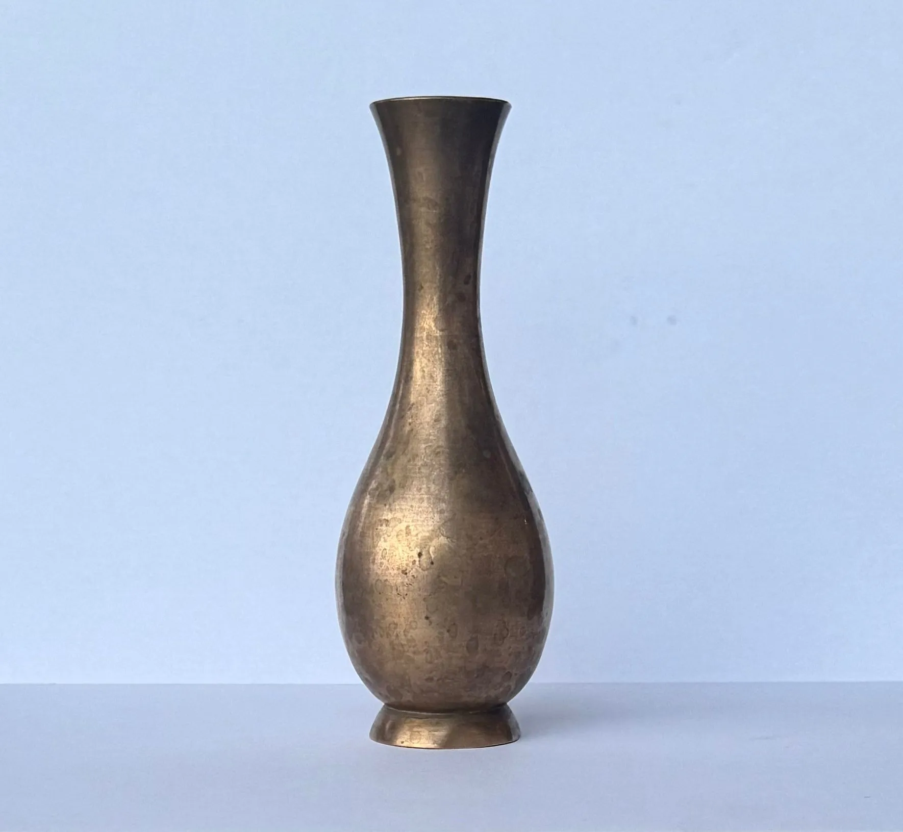 Stary mosiężny flakonik lany mosiądz wazonik